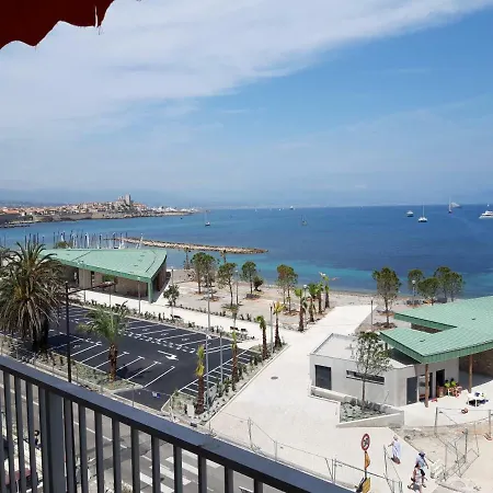 Apartmán Antibes: A Nest Perched On The Sea! *