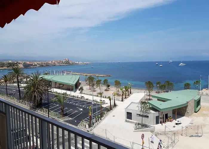 Apartment Antibes: A Nest Perched On The Sea! *